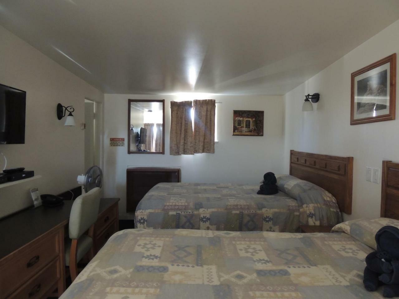 100 Mile Motel & Rv Park 100 Mile House Exterior photo